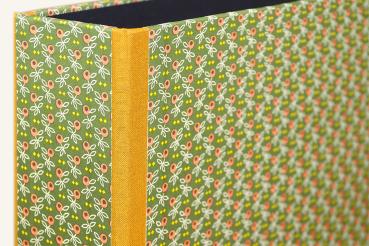 Folder olive green with small pattern dots, folder spine reinforced with sand-colored inner edges